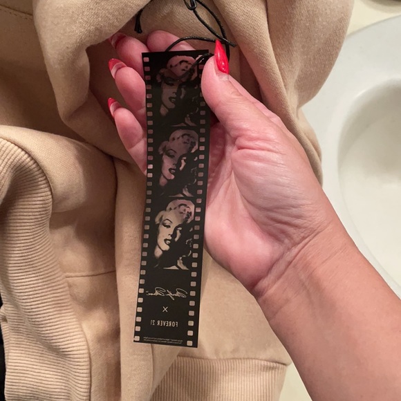 Sold Out NWT Marilyn Monroe Forever 21 Hoodie 😎 - Picture 6 of 8